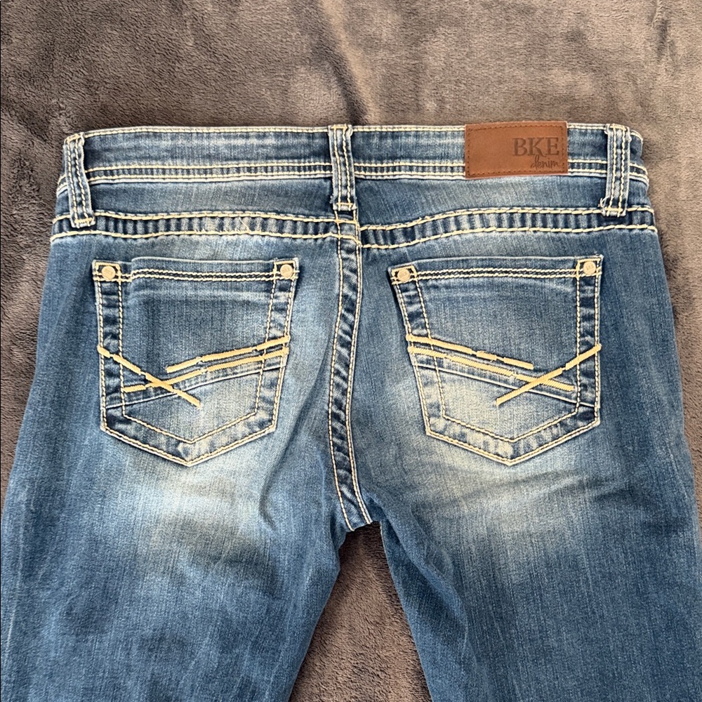 BKE Stella Cropped Stretch Jeans in Faded Blue Wash - Picture 3 of 4
